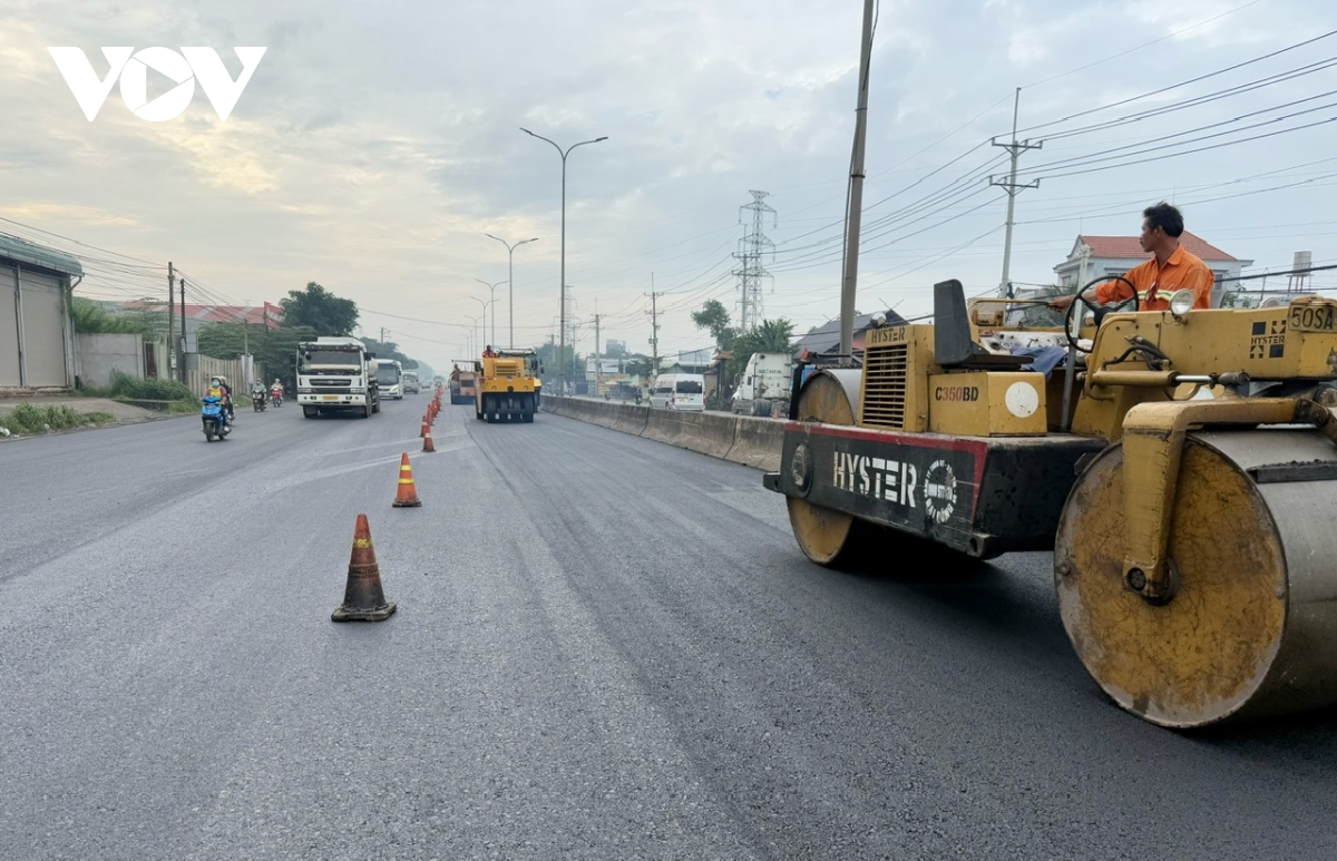 Rút ngắn tiến độ sửa Quốc lộ 51, huy động 200 máy móc làm đêm